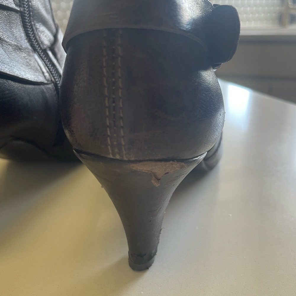 MJUS Women’s Leather Buckle Zip Up Ankle Boots.  Size 39, (approx size US 7). - Picture 7 of 13
